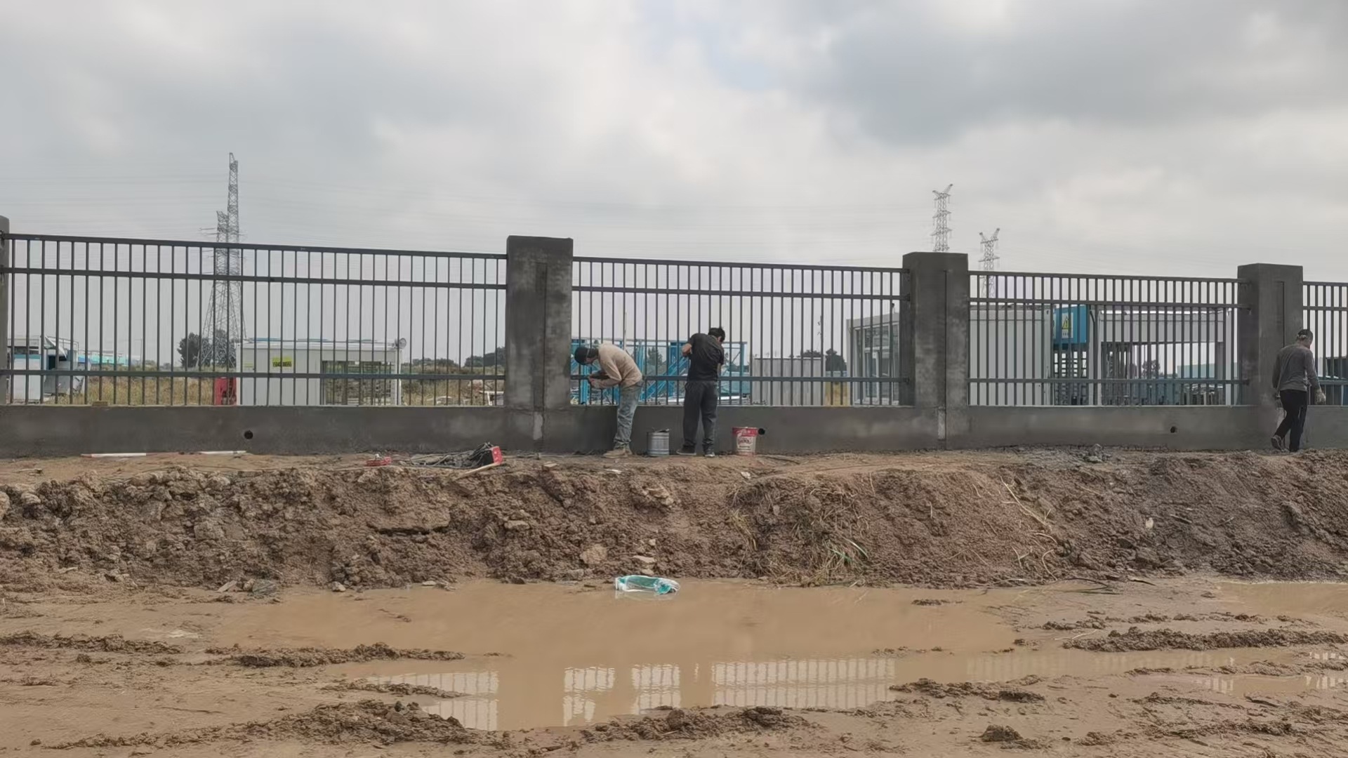 呼和浩特市食品與醫藥衛生學校圍欄施工中